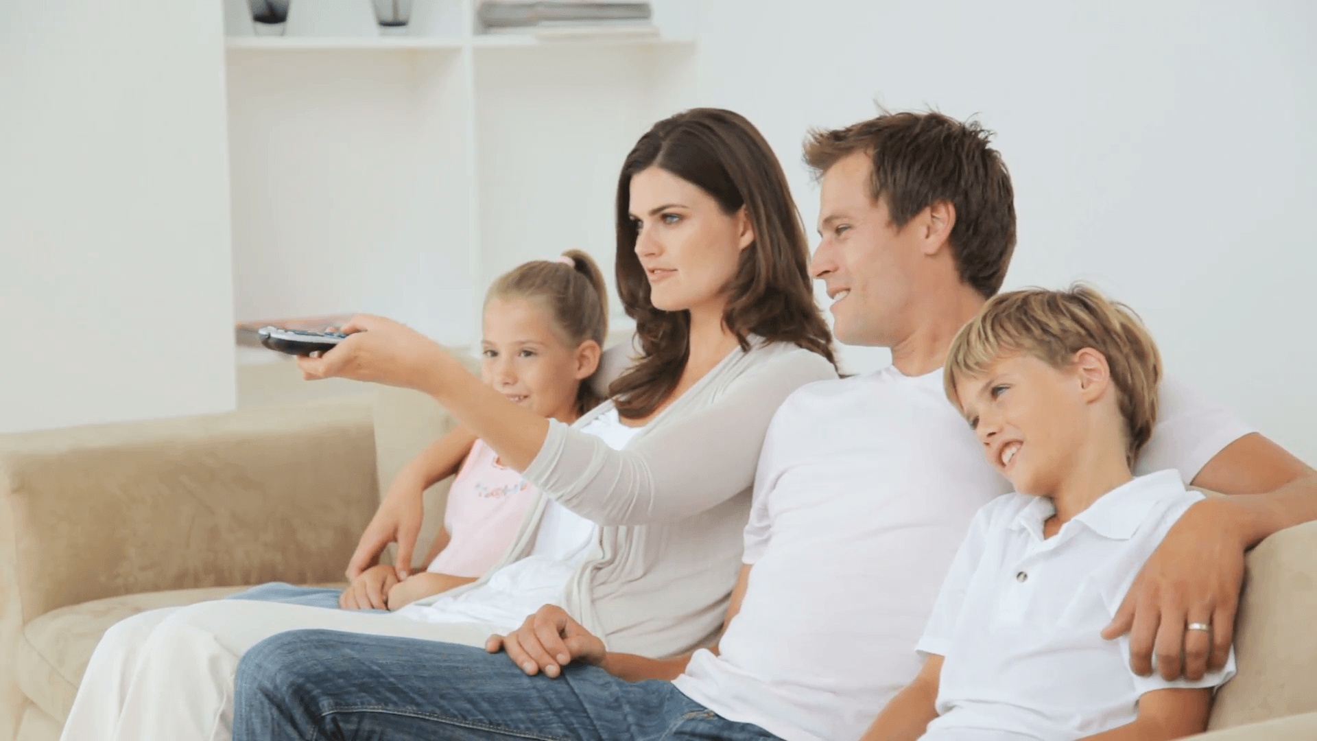Пока родители смотрят телевизор. Семья у телевизора. Телевидение семья. Семья перед Телеком. Папа телевизор.